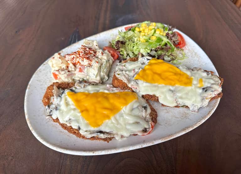 Cheddar ve mantar soslu Schnitzel