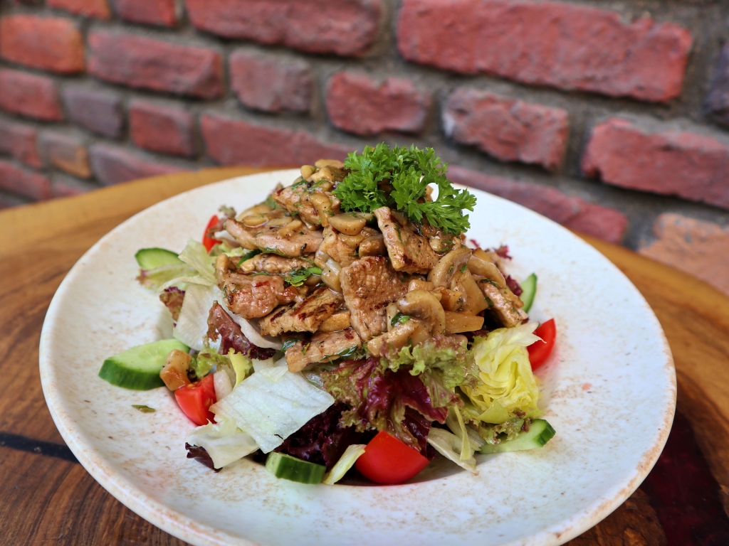 Dağ Mantarlı Biftek Salata